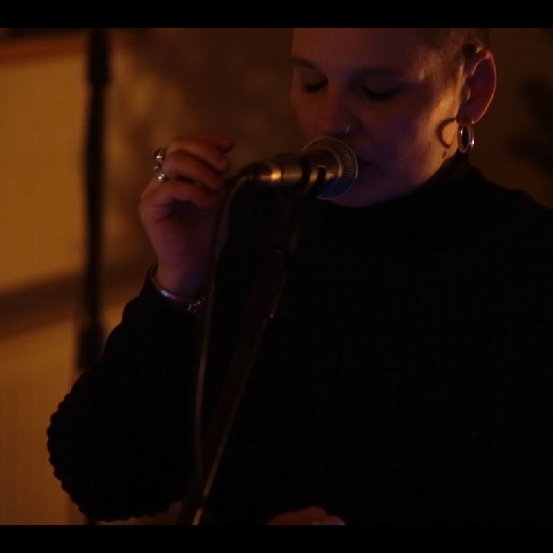 Anesz Szalai performing live vocal improvisation at an ANEZ Echologia concert